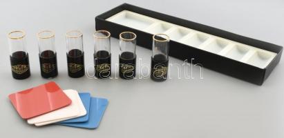 OBGÉP Szöv. Budapest-Marcali feliratos retró kupicás készlet, 6 db üveg pohár műbőr borítással, alátétekkel, dobozban