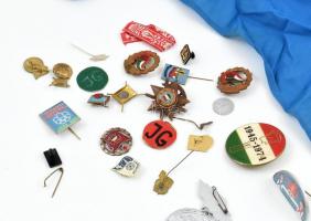 Úttörő, kisdobos és egyéb szocreál jelvények, kitűzők, kendők, vállapok, stb., kisebb doboznyi