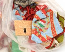 Úttörő, kisdobos és egyéb szocreál jelvények, kitűzők, kendők, vállapok, stb., kisebb doboznyi