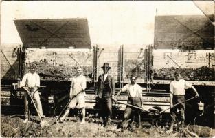 1932 Bicske, vasútállomás, munkások ásóval tehervagon előtt. Zsolnin István photo + SZENTGOTTHÁRD-BUDAPEST vasúti mozgóposta (EB)