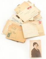 cca 1915-1945 Sághy Ilona költő, írónő papírhagyatéka, levelezések, fotók (köztük egy dedikált), stb., cipősdobozban