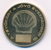 1999. "A Shell a motorizáció szolgálatában / A vevőkért a jövő évezredben is 1999/2000" kétoldalas Cu emlékérem (29mm) T:1- (PP) ujjlenyomat, patina