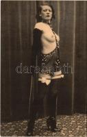 Szado-mazo erotikus képeslap: domina / Vintage BDSM erotic postcard: Dominatrix - REPRINT