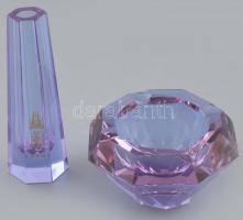 Csehszlovák lila lapra csiszolt üveg váza és hamutál, 2 db, kis kopásnyomokkal, m: 15,5 és 6,5 cm