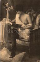 Erotikus képeslap, olvasó hölgy fedetlen keblekkel / Vintage erotic postcard: reading lady - REPRINT