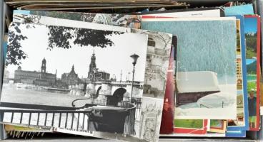 Kb. 750 MODERN külföldi város képeslap dobozban / Cca. 750 modern worldwide town-view postcards in a box
