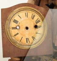 Fali óra, szétszedett állapotban, alkatrészekkel, alkatrésznek