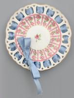 The Leonardo collection áttört porcelán tál. Kézzel festett,jelzett, kis kopással d 16 cm