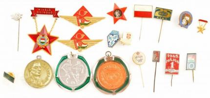 Vegyes 19db-os magyar és külföldi jelvény tétel a szocialista korszakból, sport és mozgalmi témában, közte 1945. "1945. Május 1." festett Al jelvény + 1949. "Világifjúsági Találkozó 1949" zománcozott Cu kitűző T:2