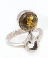 Ezüst(Ag) gyűrű borostyánnal, jelzett, méret: 58, bruttó: 8,43 g