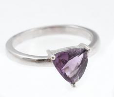 Ezüst(Ag) gyűrű lila kővel, jelzett, méret: 60, bruttó: 3,38 g