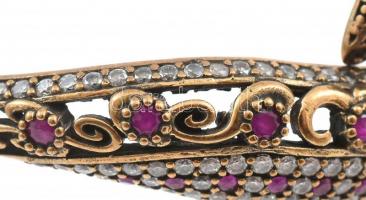 Ezüst(Ag) rubinköves karperec, jelzett, 6,5×5 cm, bruttó: 22,1 g