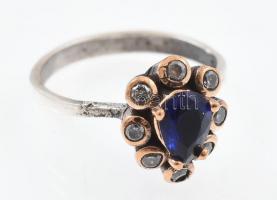 Ezüst(Ag) gyűrű kék kővel, jelzett, méret: 53, bruttó: 3,4 g