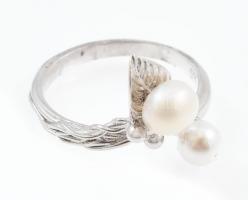 Ezüst(Ag) gyűrű tenyésztett gyöngy díszítéssel, jelzett, méret: 59, bruttó: 3,7 g
