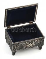 Ékszeres dobozka, fém, kopott, 7x10x6cm