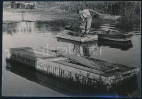 cca 1950-1960 Halász munka közben, Jónás Pál fotóriporter pecsétjével jelzett fotó, 11,5x8 cm