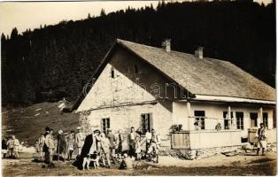 Pádis, Padison (Bihar); menedékház kirándulókkal / tourist rest house with hikers. photo (non PC) (ragasztónyom / gluemark)