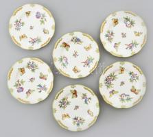 Herendi Viktória mintás 6db süteményes tányér, kézzel festett porcelán, jelzett, kopásnyomokkal, 3 darabon csorba. D: 16,5cm