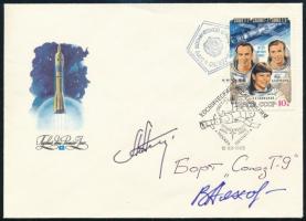 Vlagyimir Ljahov (1941- ) szovjet és Alekszandr Alekszandrov (1951- ) bolgár űrhajósok aláírásai emlékborítékon / Signatures of Vladimir Lyahov (1941- ) Soviet and Aleksandr Aleksandrov (1951- ) Bulgarian astronauts on envelope