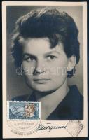 Valentyina Tyereskova (1937- ) szovjet űrhajós aláírása magát ábrázoló fotólapon / / Autograph signature of Valentina Tereshkova (1937- ) Soviet astronaut on photo postcard