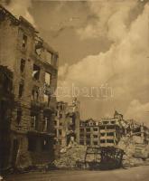 A romos Budapest a II. világháború után. Óriás méretű fotó, kartonon, kisebb sérülésekkel. 59x49 cm