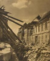 A romos Várnegyed Budapesten a II. világháború után. Óriás méretű fotó, kartonon, kisebb sérülésekkel. 59x49 cm