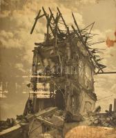 A romos Budapest egy tornya a II. világháború után. Óriás méretű fotó, kartonon, sérült, foltos. 59x49 cm