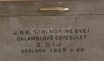Fém doboz, üveg és fabetéttel, Felirat: "J.N.K. Szolnok megyei Galamblővő egyesület II. Díj, Sz...