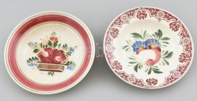 2 db Hollóházi fajansz tányér, kézzel festett, jelzett, kis kopásokkal, d: 23 cm