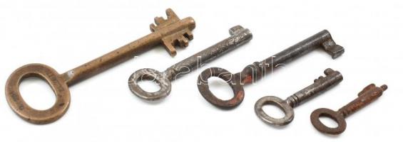 5 db különféle régi kulcs, közte kis méretű is, rozsdafoltokkal, h: 3-7,5 cm