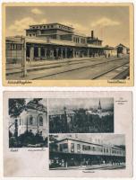 2 db RÉGI magyar város képeslap: Kiskunfélegyháza és Aszód vasútállomásai / 2 pre-1945 Hungarian town-view postcards with railway stations