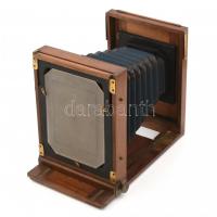 Régi fényképezőgép fa váza, hiányokkal, kinyítva: 28,5 cm x 23x17 cm, összecsukva: 23x17x7 cm