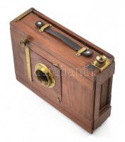 Régi fényképezőgép fa váza, hiányokkal, kinyítva: 28,5 cm x 23x17 cm, összecsukva: 23x17x7 cm