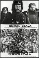 1975 Kurosawa Akira : ,,Derszu Uzala" című szovjet filmjének jelenetei és szereplői, 8 db vintage produkciós filmfotó, ezüst zselatinos fotópapíron, 18x24 cm