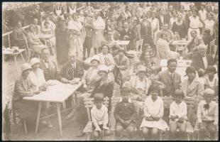 1929 Gerő Ödön (1863-1939) újságíró, a Pester Lloyd műkritikusa, a Lechner Ödön Társaság elnöke a Park Café Semmering teraszán, lánya Gerő Zsófia (1895-1966) tanár és más beazonosítandó személyek társaságában, vintage fotólap, hátoldalán Park Café Semmering bélyegzőjével. 10,5x6,5 cm