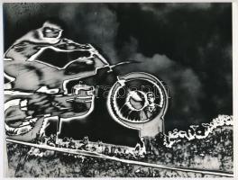 cca 1976 Zsigri Oszkár budapesti fotóművész hagyatékából vintage fotóművészeti alkotás (Motocross), jelzés nélkül, szolarizálva, ezüst zselatinos fotópapíron, 18x24 cm
