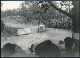 cca 1928 Automobilok versenye a János-hegyen, későbbi nagyítás (cca 1980), ezüst zselatinos fotópapíron,13x18 cm