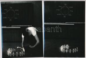 1985 Performansz, az ajkai képzőművészeti stúdió nyári alkotótáborában, 2 db vintage fotó, ezüst zselatinos fotópapíron, 18x13 cm