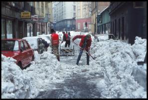 cca 1980-as évek, budapesti életképek, városképek, részletek egy fotóművész szemével, 25 db szabadon...