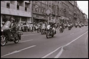 cca 1987 Budapest, motoros felvonulás és különféle motorok, 76 db vintage NEGATÍV, szabadon felhaszn...