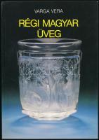 Varga Vera: Régi magyar üveg. Bp., 1989. Képzőművészeti Kiadó. Kiadói papírkötésben.