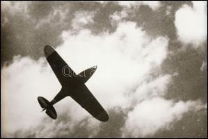 cca 1944 Repülőgép a felhők között, Fekete György budapesti fényképész hagyatékából vintage NEGATÍV, 6,4x8,7 cm