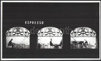 cca 1966 Budapesti espresso éjszaka, vintage fotó, felületén törésnyom, 18x30 cm