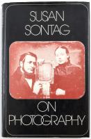 Sontag, Susan: On Photography. London, 1978, Allen Lane. Angol nyelven. Kiadói kartonált papírkötés, kiadói papír védőborítóban.