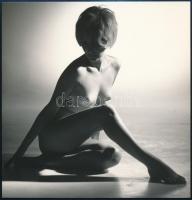 cca 1975 Női akt ellenfényben, jelzés nélküli, vintage fotóművészeti alkotás, 13x12,5 cm