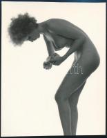 cca 1970 Női akt műteremben, jelzés nélküli, vintage fotóművészeti alkotás, 10,8x8,5 cm