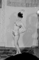 cca 1955 Sátoraljaújhely, szexi nő bugyiban és pánt nélküli melltartóban a Dzubay fotóműteremben, 2 db vintage NEGATÍV, jelzés nélkül a fényképész hagyatékából, 12x9 cm-es síkfilm