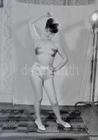 cca 1955 Sátoraljaújhely, szexi nő bugyiban és pánt nélküli melltartóban a Dzubay fotóműteremben, 2 ...