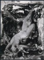 cca 1972 Reggeli torna, szolidan erotikus felvétel, 1 db mai nagyítás, 18x24 cm