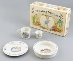 Wedgwood gyermek reggelitőkészlet, Nyúl Péter eredeti dobozában, porcelán, jelzett, hibátlan.